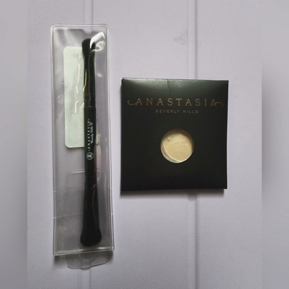 Anastasia duo eyeshadow brush & Legend eyeshadow set - Picture 2 of 7
